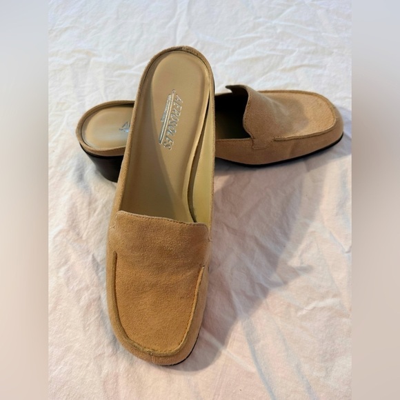 Aerosoles Slip On Low Heeled Cream Tan Suede Size 8.5 NWOT Mean Girls Y2K 90’s - Picture 1 of 10